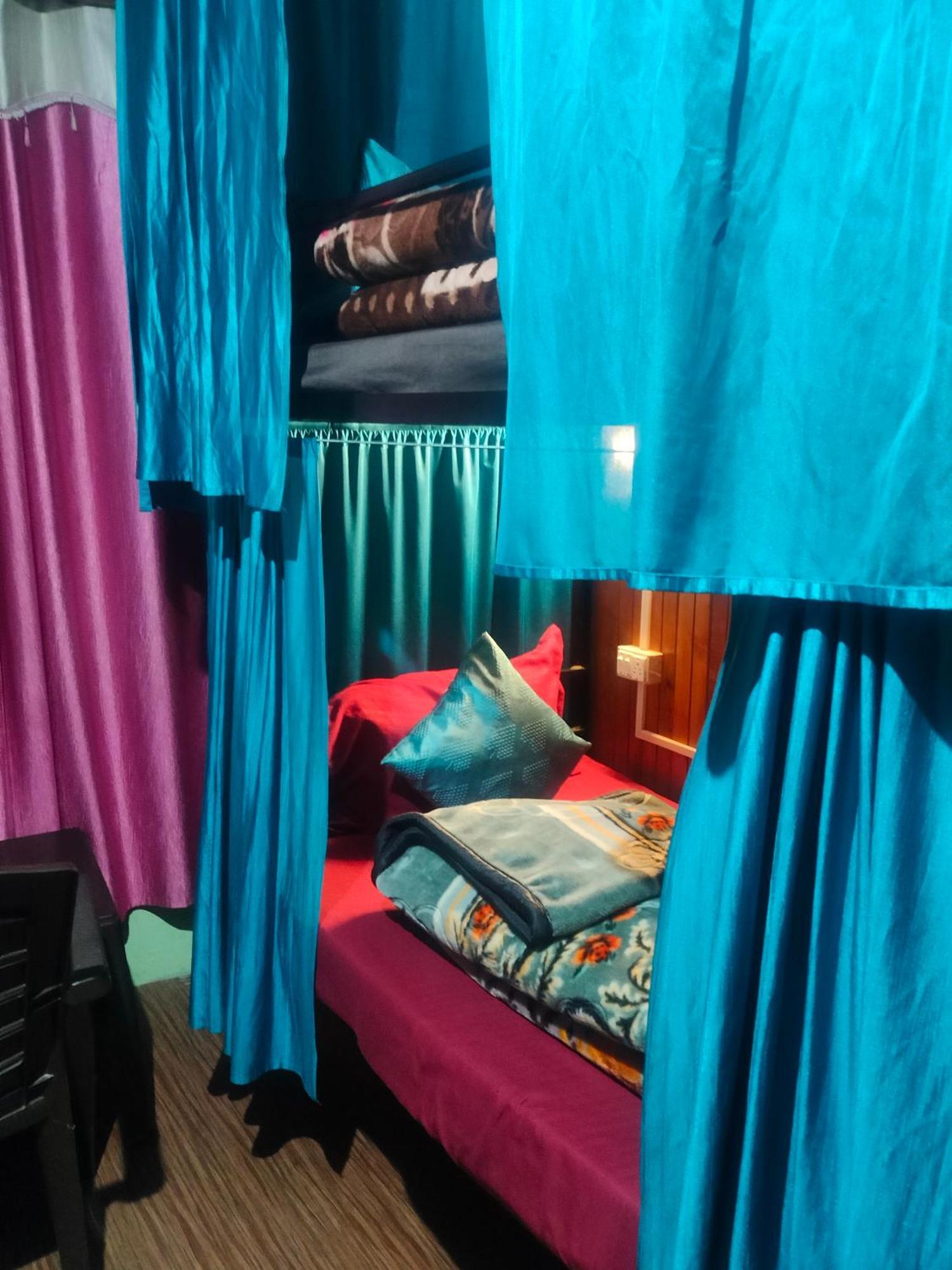 Non Stop Cafe Hostel & Stay Manāli Kamer foto