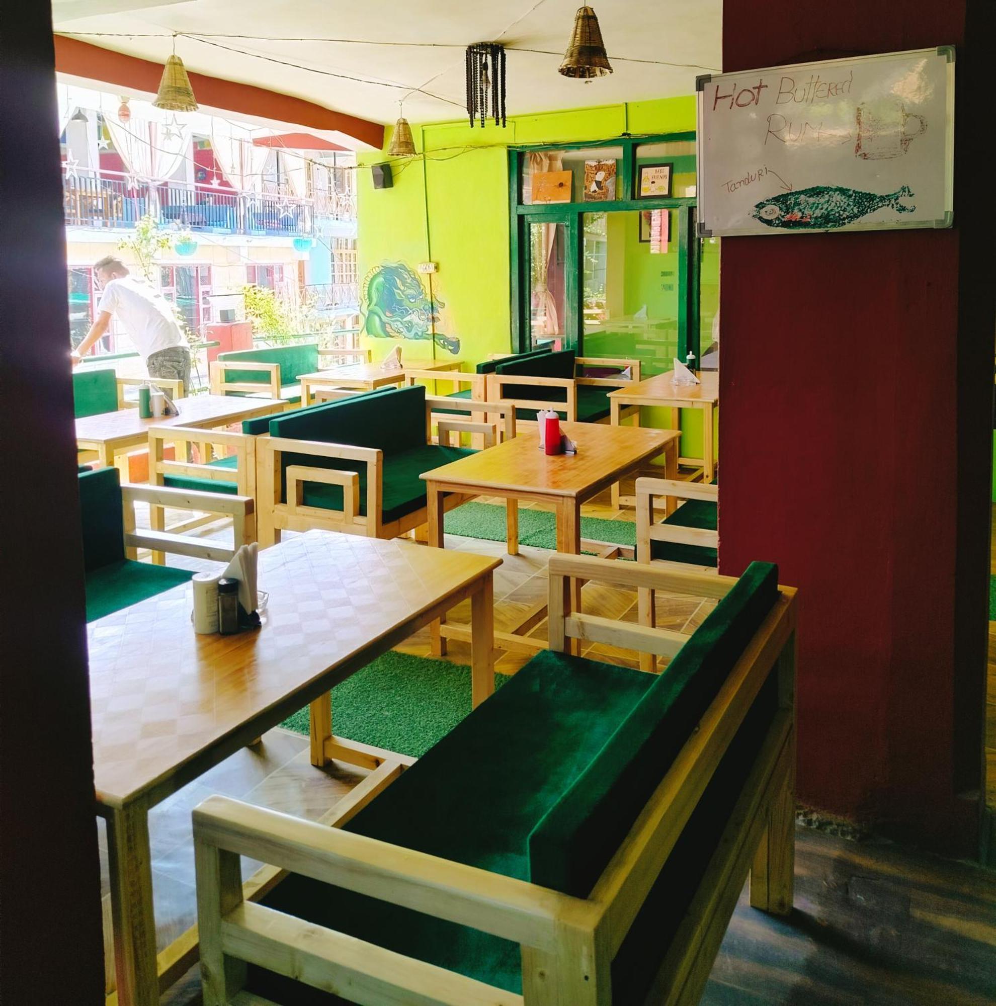 Non Stop Cafe Hostel & Stay Manāli Buitenkant foto
